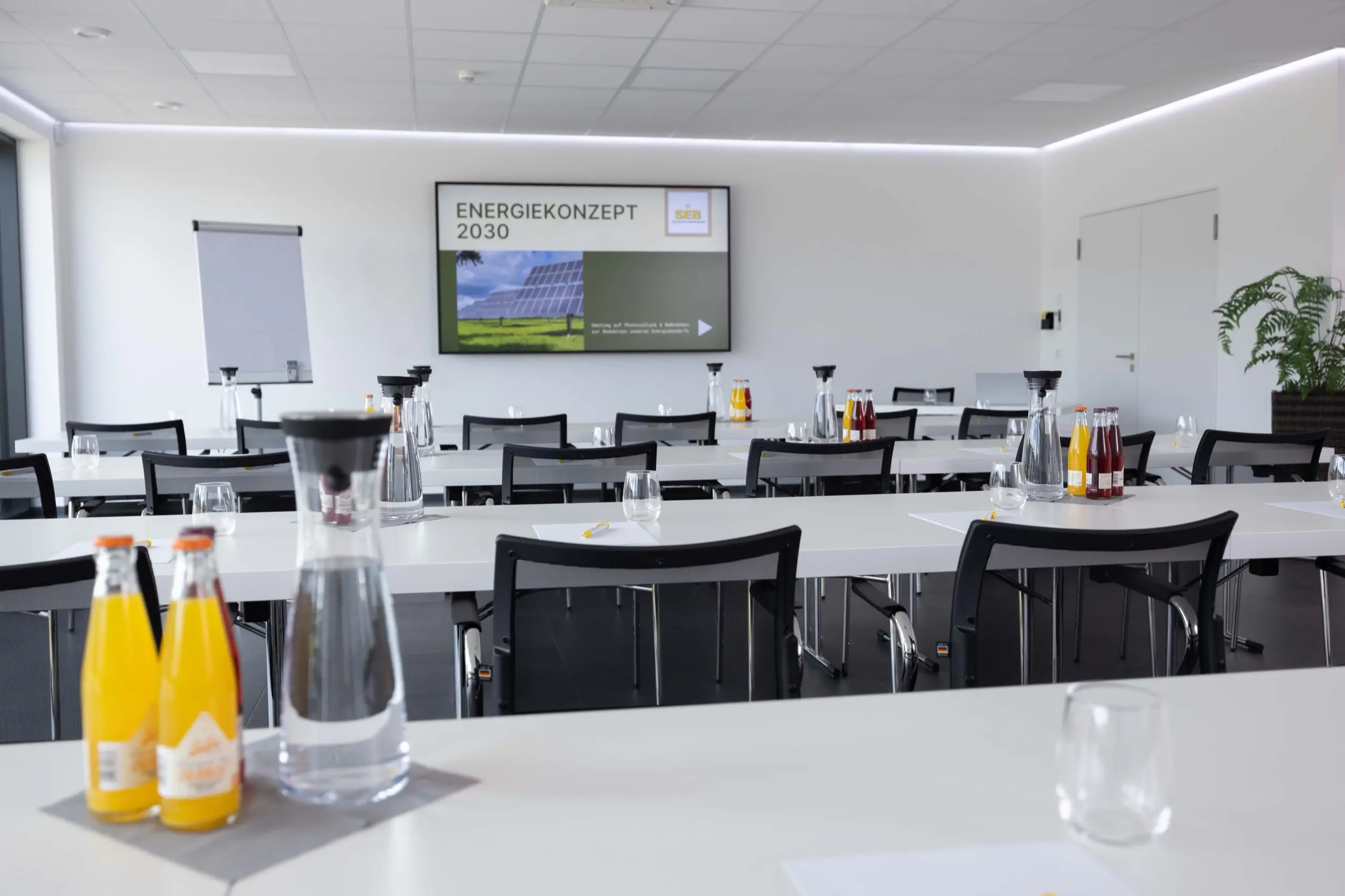 Präsentation auf dem 100-Zoll-Display im Veranstaltungsraum