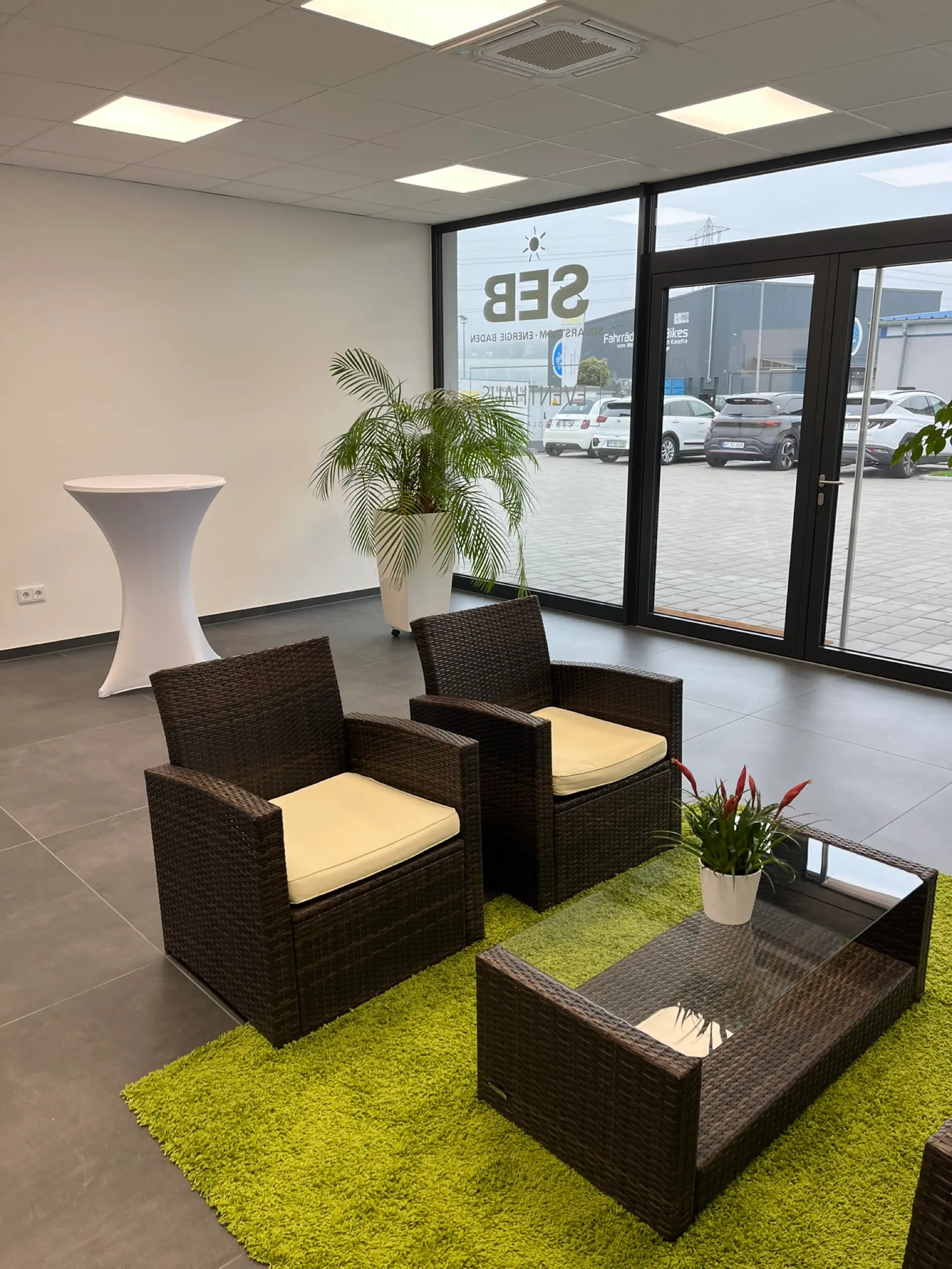 Foyer des Eventhauses mit Lounge-Sesseln und Stehtisch