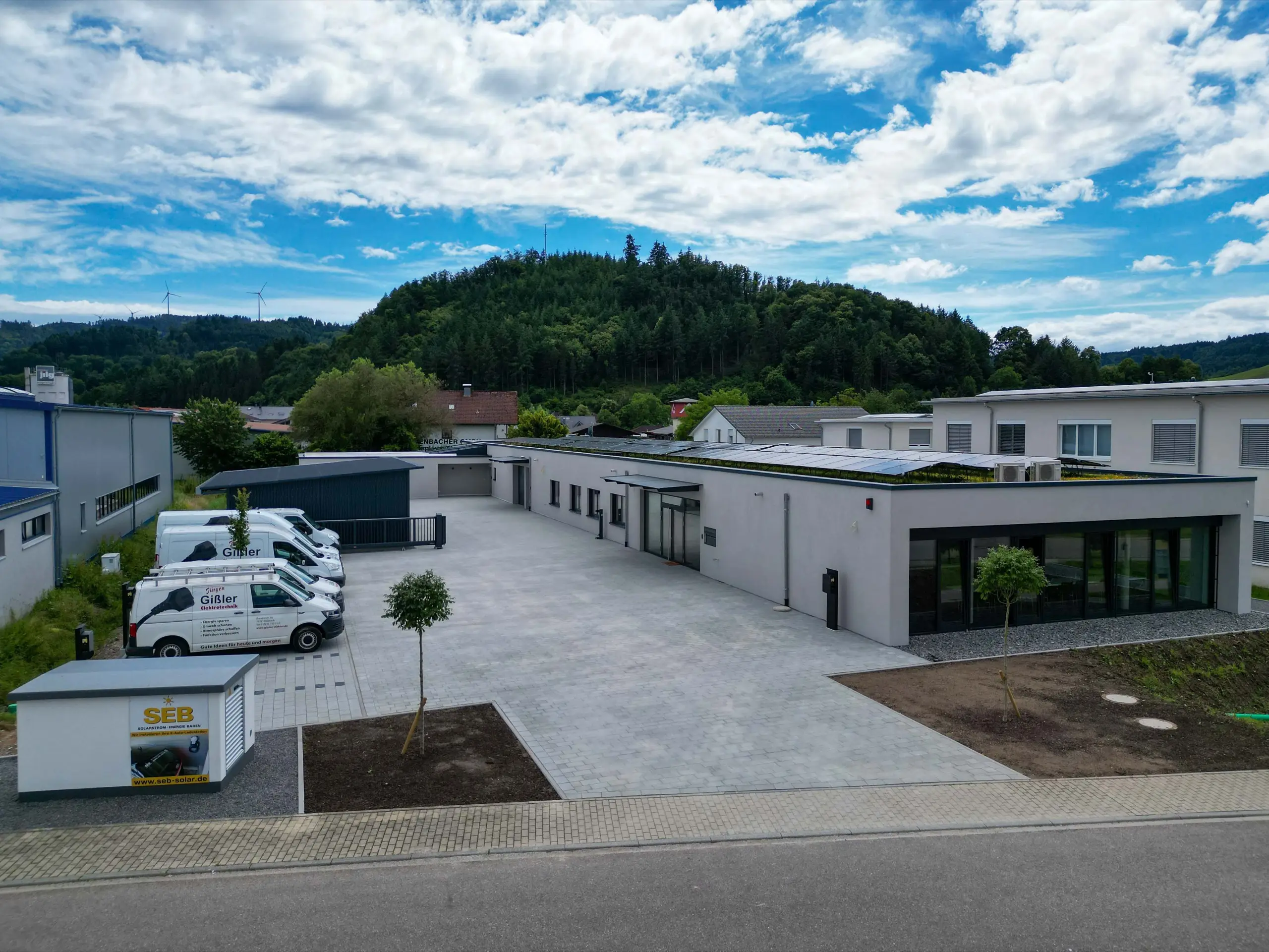 Betriebsgebäude von SEB-Solar im Gewerbegebiet Berghaupten aus der Luft, mit Photovoltaikanlage auf dem Dach
