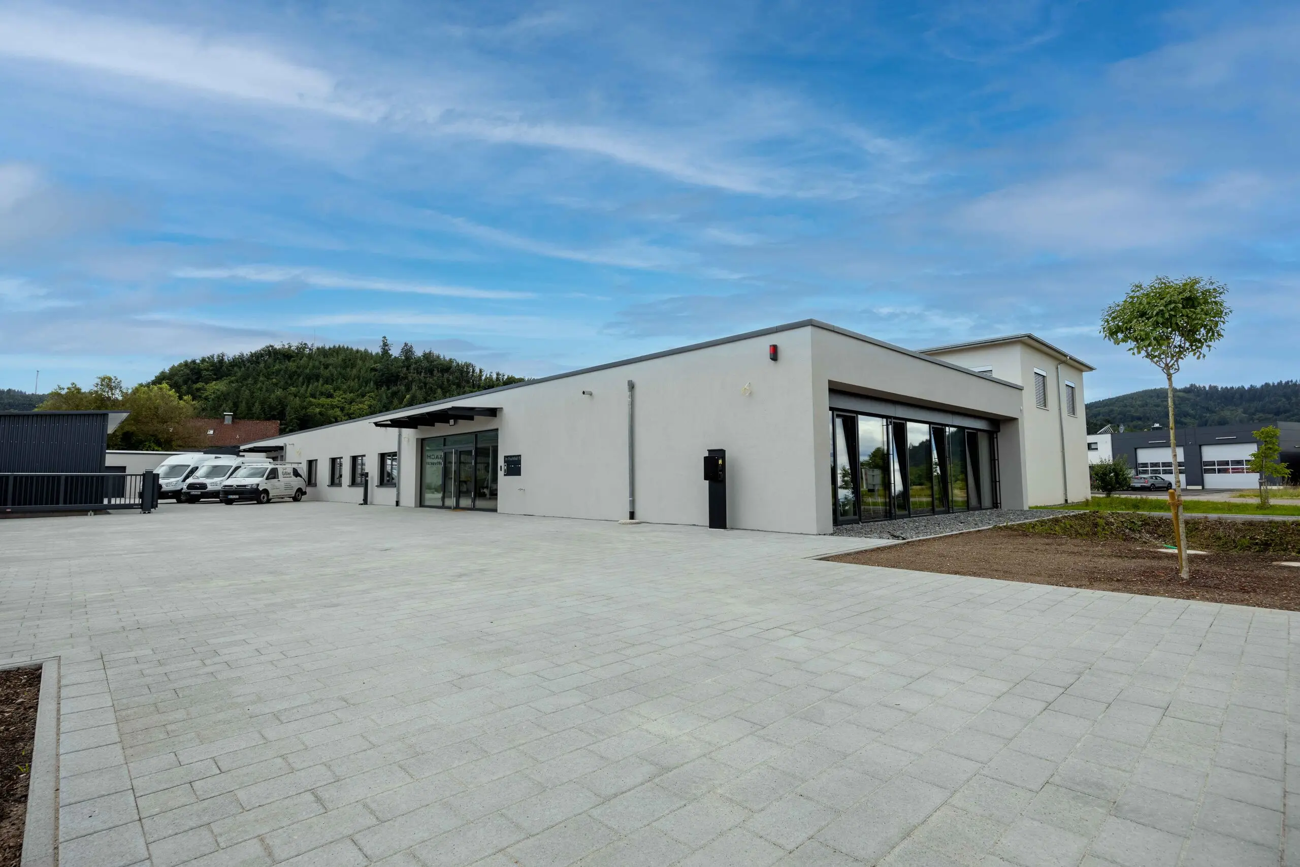 Firmensitz von SEB-Solar in Berghaupten mit Hof und Eingangsbereich