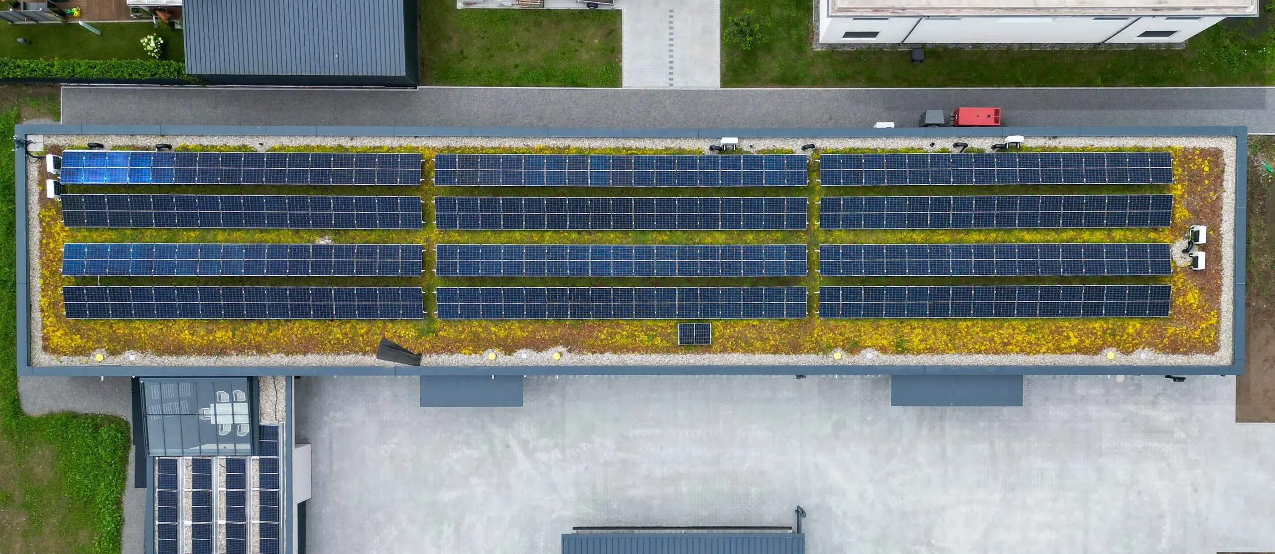 Photovoltaik auf dem Flachdach des SEB-Solar-Firmengebäudes in Berghaupten