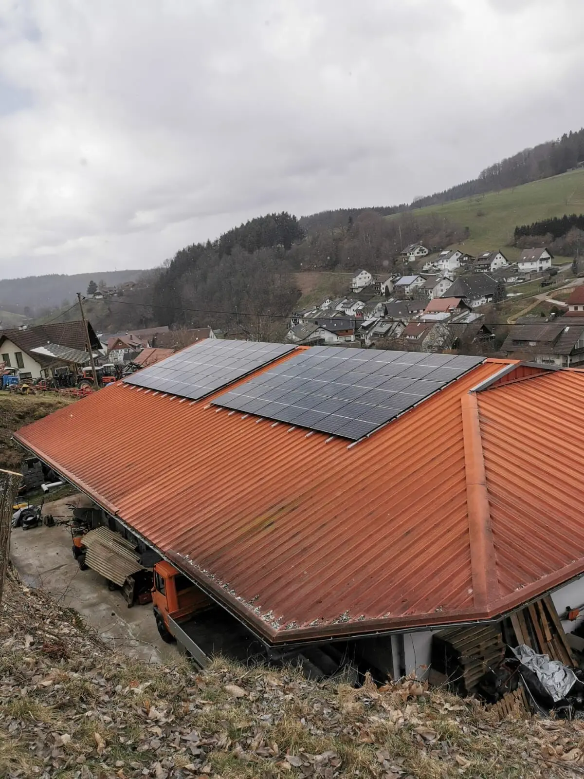 Photovoltaikanlage auf einem Wohnhausdach mit Blick über das Tal