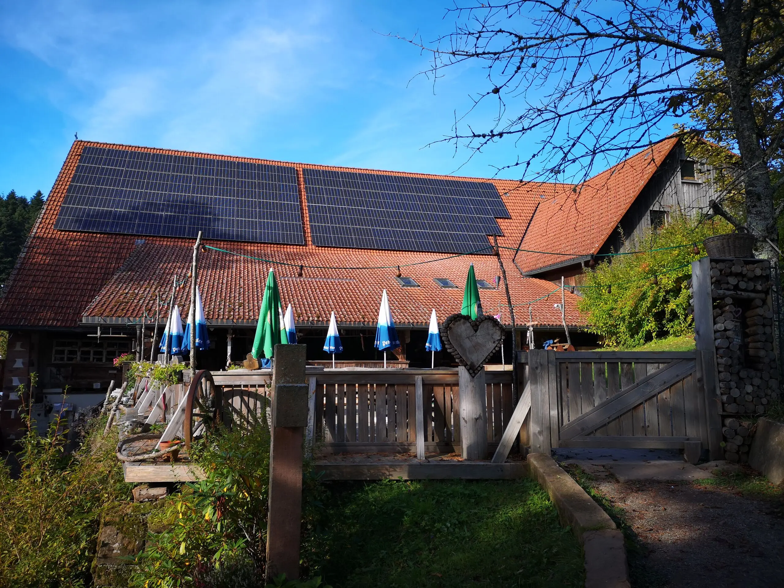Schwarzwaldhof mit großflächiger Photovoltaikanlage auf dem Ziegeldach